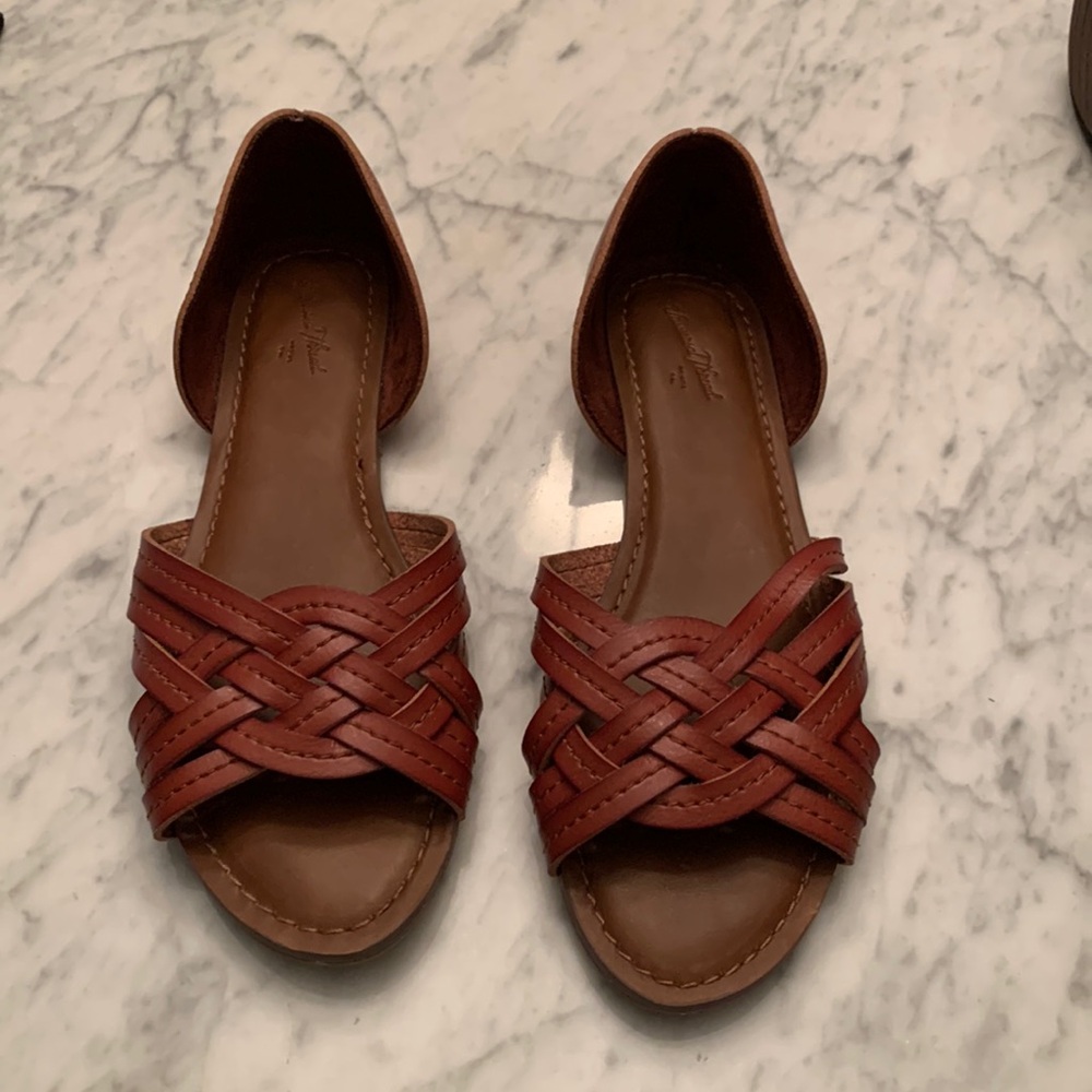 Universal thread size 6.5 tan color flats for summer